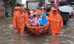 FOTO 23 Jan_Petugas Badan Penanggulangan Bencana Daerah (BPBD) mengevakuasi warga yang terkena banjir di Jakarta. (dok. bpbdjakarta)