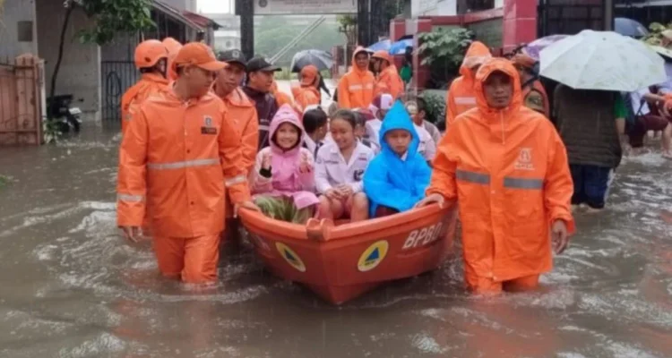 FOTO 23 Jan_Petugas Badan Penanggulangan Bencana Daerah (BPBD) mengevakuasi warga yang terkena banjir di Jakarta. (dok. bpbdjakarta)