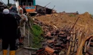 FOTO 24 Jan_Dampak tanah longsor yang terjadi di Kabupaten Bandung Barat, Provinsi Jawa Barat. (dok. bpbdkabupatenbandungbarat)