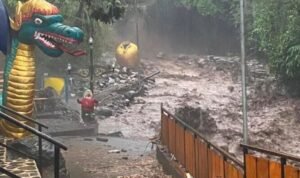 FOTO 24 Jan_Saat Objek wisata pemandian air panas Guci di Tegal, Jawa Tengah diterjang banjir bandang pada Sabtu (20 12 2025). (dok. istimewa)