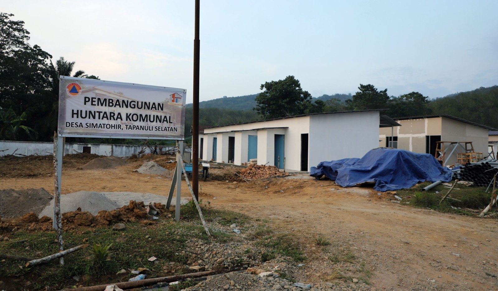 FOTO 25 Jan_Pembangunan huntara di Desa Simatohir, Kecamatan Padangsidempuan, Sumatra Utara bagi warga terdampak banjir bandang