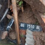 FOTO 25 Jan_Salah satu kendaraan roda dua terkubur