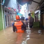 FOTO 25 Jan_Salah satu titik banjir terparah di wilayah Kampung Melayu, Kecamatan Jatinegara, Jakarta Timur.