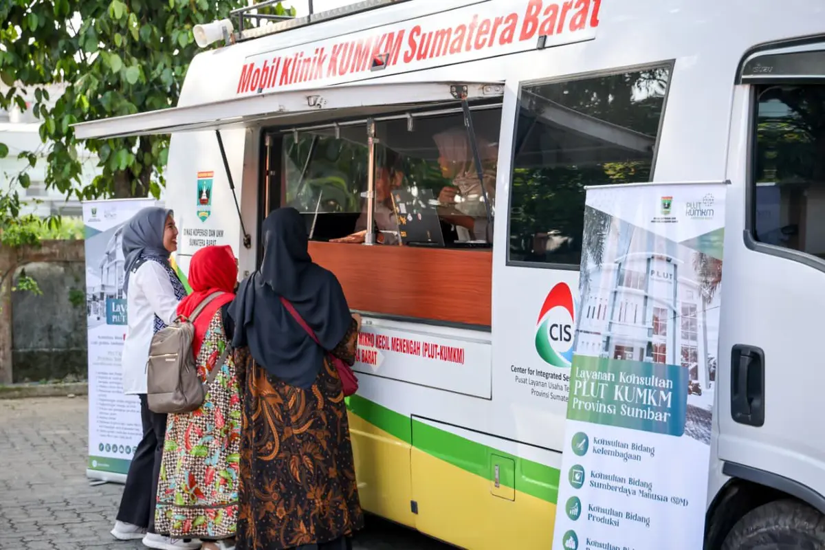 FOTO 26 Jan_Mobil Klinik UMKM Bangkit bertema UMKM Minang Bangkit, Mambangkik Batang Tarandam di Kota Padang. (dok. umkm.go.id)