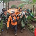 FOTO 26 Jan_Tim SAR Gabungan melakukan pencarian dan pertolongan korban longsor di Desa Pasirlangu, Kab Bandung Barat, Jawa Barat.