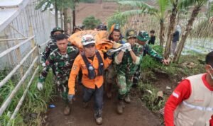 FOTO 26 Jan_Tim SAR Gabungan melakukan pencarian dan pertolongan korban longsor di Desa Pasirlangu, Kab Bandung Barat, Jawa Barat.