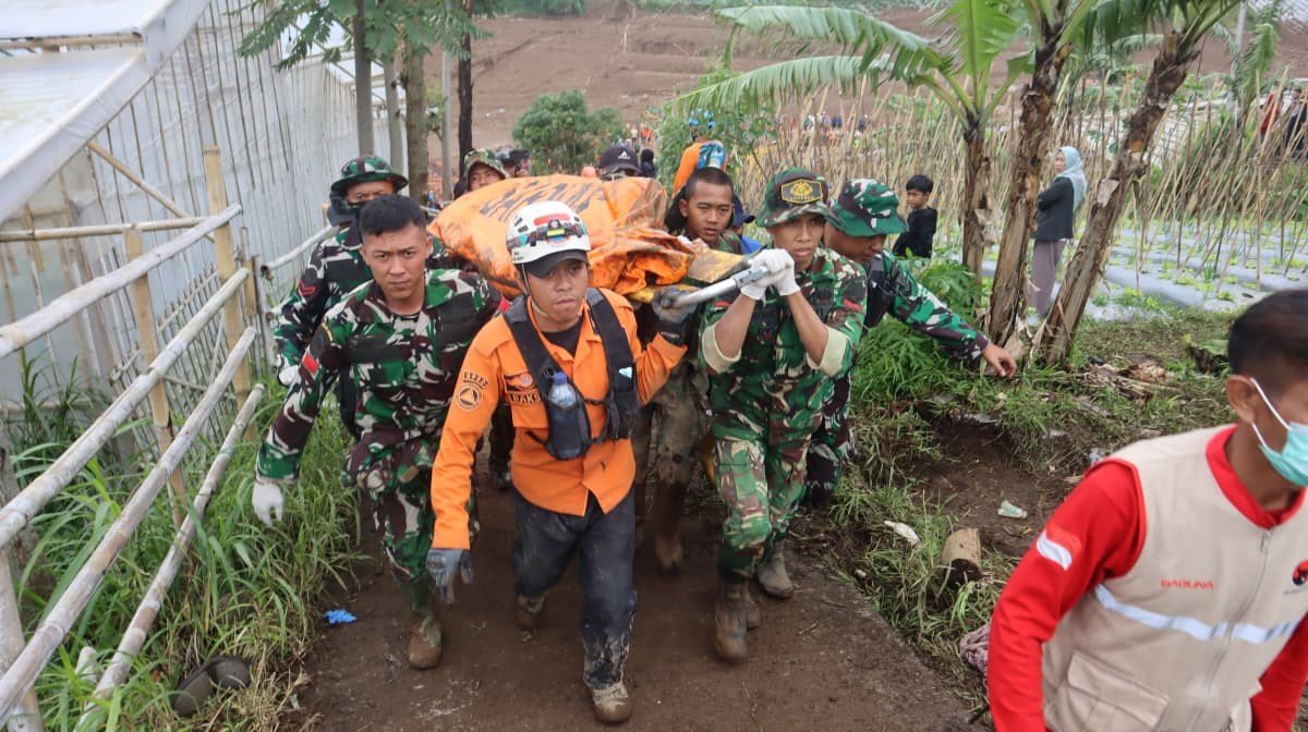 FOTO 26 Jan_Tim SAR Gabungan melakukan pencarian dan pertolongan korban longsor di Desa Pasirlangu, Kab Bandung Barat, Jawa Barat.