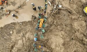 FOTO 26 Jan_Tim SAR Gabungan melakukan pencarian dan pertolongan korban longsor di Desa Pasirlangu, Kabupaten Bandung Barat, Jabar