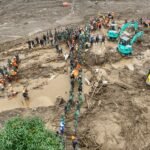 FOTO 26 Jan_Tim SAR Gabungan melakukan pencarian dan pertolongan korban longsor di Desa Pasirlangu, Kabupaten Bandung Barat, Jawa Barat.