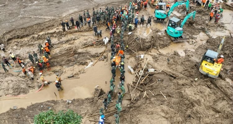 FOTO 26 Jan_Tim SAR Gabungan melakukan pencarian dan pertolongan korban longsor di Desa Pasirlangu, Kabupaten Bandung Barat, Jawa Barat.
