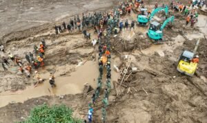 FOTO 26 Jan_Tim SAR Gabungan melakukan pencarian dan pertolongan korban longsor di Desa Pasirlangu, Kabupaten Bandung Barat, Jawa Barat.