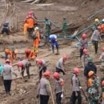 FOTO 26 Jan_Tim SAR Gabungan melakukan pencarian dan pertolongan korban longsor di Desa Pasirlangu, Kecamatan Cisarua, Kabupaten Bandung Barat, Provinsi Jawa Barat.