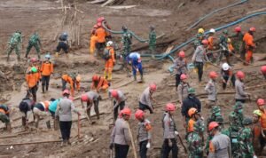 FOTO 26 Jan_Tim SAR Gabungan melakukan pencarian dan pertolongan korban longsor di Desa Pasirlangu, Kecamatan Cisarua, Kabupaten Bandung Barat, Provinsi Jawa Barat.