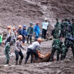 FOTO 26 Jan_Tim SAR gabungan melakukan evakuasi dengan menghadapi tanah labil saat pencarian korban tanah longsor di Bandung Barat. (dok. humaspemprovjabar)