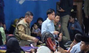 FOTO 26 Jan_Wakil Presiden Gibran Rakabuming saat mengunjungi pos pengungsian di Kantor Desa Pasirlangu, Kecamatan Cisarua, Bandung Barat, Jawa Barat