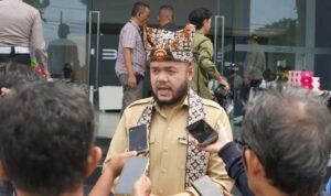 FOTO 27 Jan_Wali Kota Padang Fadly Amran saat memberikan keterangan pers. (dok. padang.go.id)