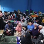 FOTO 28 Jan_Kepala BNPB Letjen TNI Suharyanto (kiri) di pos pengungsian Kantor Desa Pasirlangu, Kecamatan Cisarua, Bandung Barat, Jawa Barat. dok