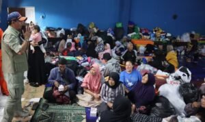 FOTO 28 Jan_Kepala BNPB Letjen TNI Suharyanto (kiri) di pos pengungsian Kantor Desa Pasirlangu, Kecamatan Cisarua, Bandung Barat, Jawa Barat. dok