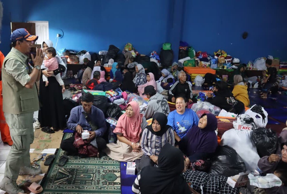 FOTO 28 Jan_Kepala BNPB Letjen TNI Suharyanto (kiri) di pos pengungsian Kantor Desa Pasirlangu, Kecamatan Cisarua, Bandung Barat, Jawa Barat. dok