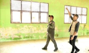 FOTO 29 Jan_Kepala BNPB Letjen TNI Suharyanto (kiri) melihat kondisi SDN Blang Seunong di Desa Meunasah, Kecamatan Pante Bidari, Kabupaten Aceh Timur, Provinsi Aceh