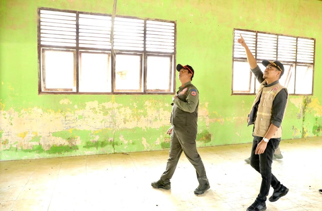 FOTO 29 Jan_Kepala BNPB Letjen TNI Suharyanto (kiri) melihat kondisi SDN Blang Seunong di Desa Meunasah, Kecamatan Pante Bidari, Kabupaten Aceh Timur, Provinsi Aceh