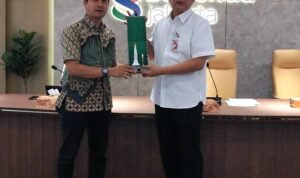 FOTO 29 Jan_Penyerahan cinderamata dari Pemerintah Kota Yogyakarta kepada Bapenda Provinsi Jakarta. dok. jogjakota.go.id