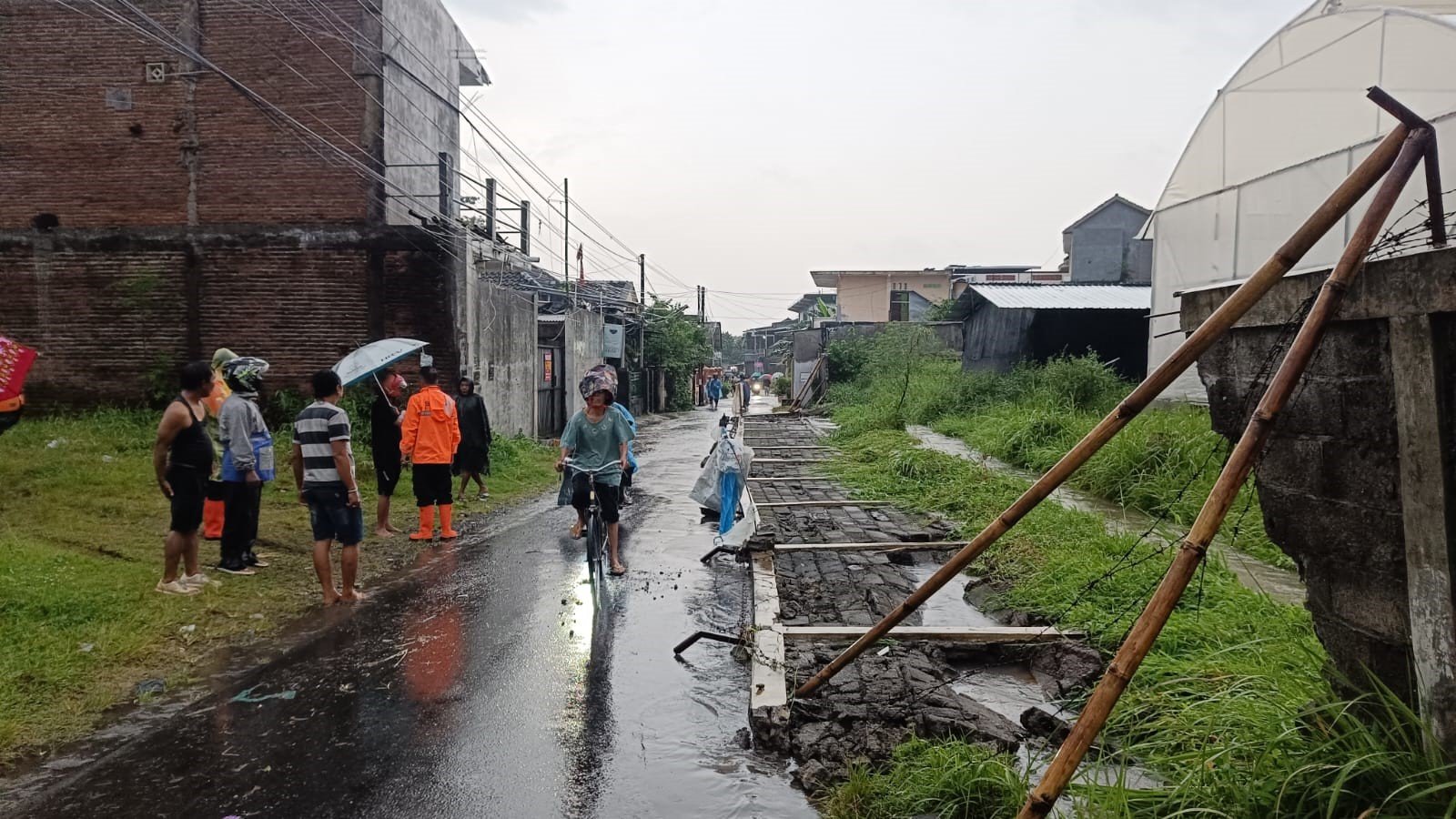 FOTO 29 Jan_Warga membersihkan sisa genangan air pascabanjir di Kabupaten Jember, Jawa Timur. (dok. bpbdkabupatenjember)