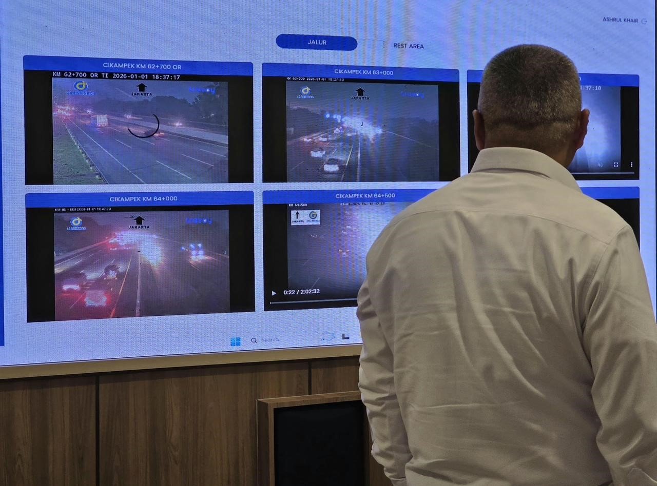 FOTO 3 Jan_Menhub Dudy Pantau Arus Lalu Lintas 1