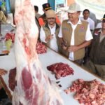 FOTO 30 Jan_Deputi Bidang Penanganan Darurat BNPB Mayjen TNI Budi Irawan berdialog dengan pedagang pasar terpadu di Gayo Lues, Provinsi Aceh.