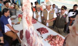 FOTO 30 Jan_Deputi Bidang Penanganan Darurat BNPB Mayjen TNI Budi Irawan berdialog dengan pedagang pasar terpadu di Gayo Lues, Provinsi Aceh.