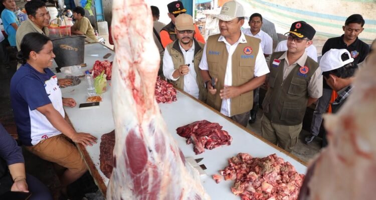 FOTO 30 Jan_Deputi Bidang Penanganan Darurat BNPB Mayjen TNI Budi Irawan berdialog dengan pedagang pasar terpadu di Gayo Lues, Provinsi Aceh.