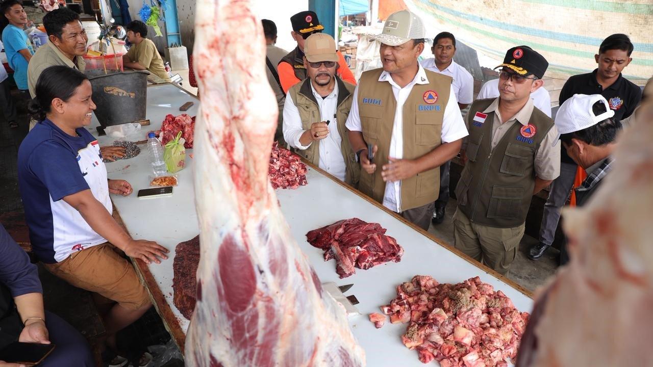 FOTO 30 Jan_Deputi Bidang Penanganan Darurat BNPB Mayjen TNI Budi Irawan berdialog dengan pedagang pasar terpadu di Gayo Lues, Provinsi Aceh.
