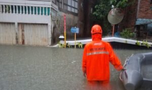 FOTO 30 Jan_Petugas tengah mempersiapkan perahu karet untuk evakuasi warga di lokasi banjir Kecamatan Jatinegara, Jakarta Timur. dok. bpbdjakarta