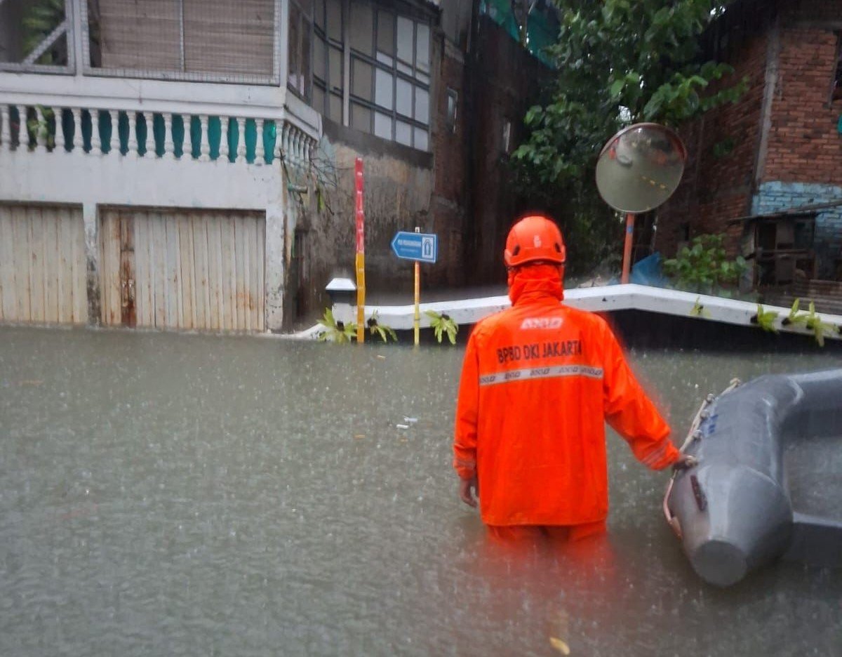 FOTO 30 Jan_Petugas tengah mempersiapkan perahu karet untuk evakuasi warga di lokasi banjir Kecamatan Jatinegara, Jakarta Timur. dok. bpbdjakarta