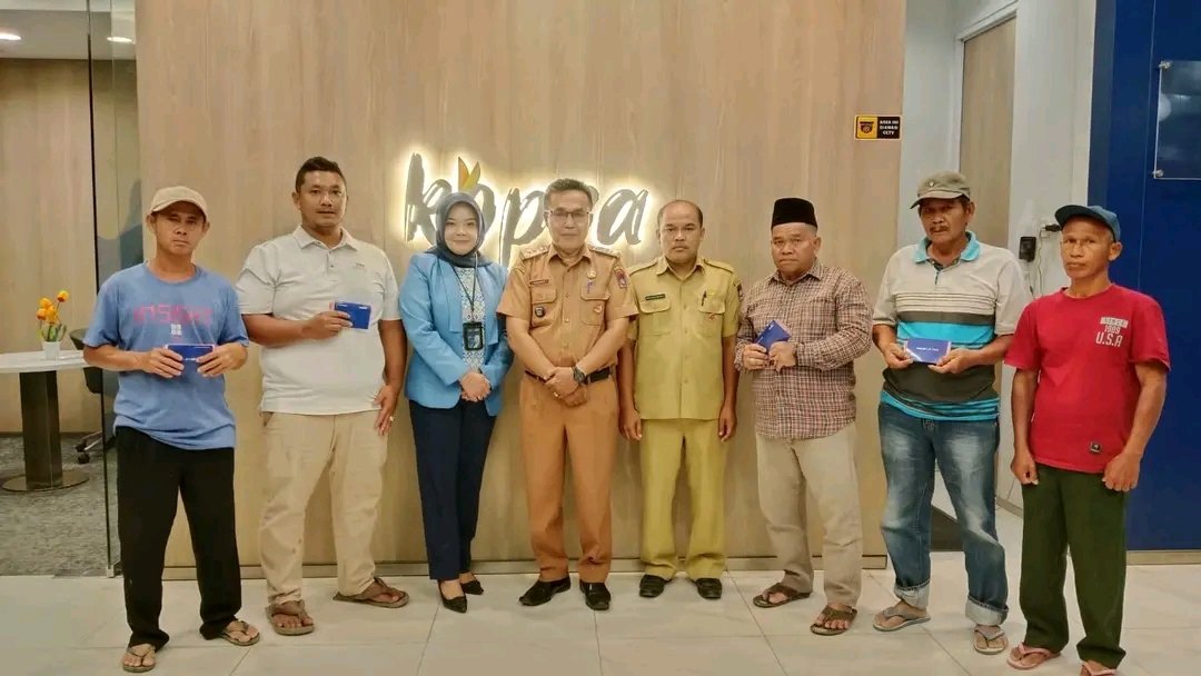 FOTO 4 Jan_Pembagian Dana Tunggu Hunian (DTH) untuk warga terdampak bencana banjir di Kota Padang. dok. padang.go.id