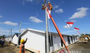 FOTO 5 Jan_Petugas PLN mennyambung jaringan listrik di kawasan rumah hunian sementara Aceh Tamiang. (dok. pln)