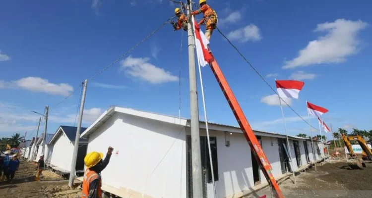 FOTO 5 Jan_Petugas PLN mennyambung jaringan listrik di kawasan rumah hunian sementara Aceh Tamiang. (dok. pln)
