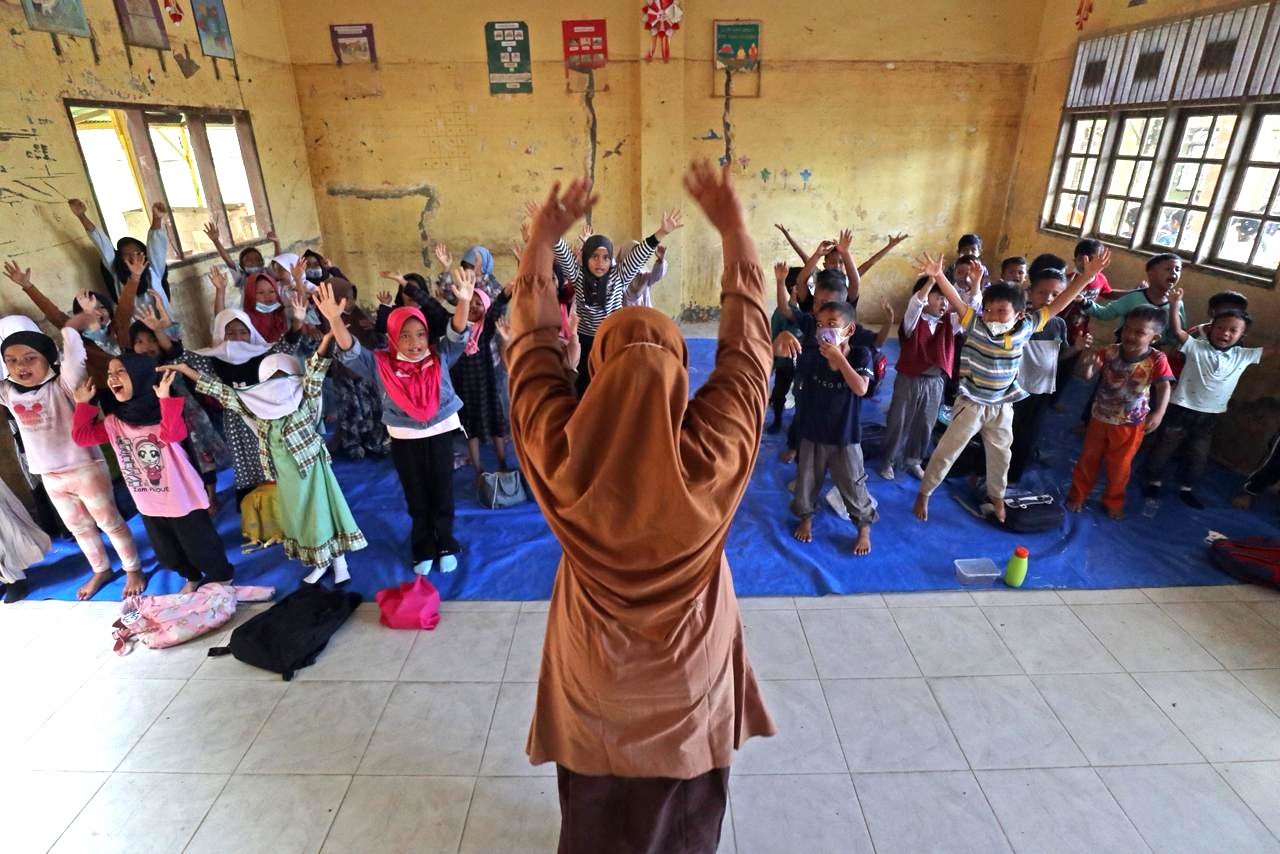 FOTO 5 Jan_Siswa - siswi SD Negeri 1 Karang Baru, Kabupaten Aceh Tamiang mengikuti kegiatan belajar mengajar hari pertama Semester Genap Tahun Ajaran 20252026 pascabencana. bnpb