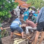 FOTO 5 Jan_Tim pencarian dan pertolongan gabungan bersama warga melakukan evakuasi pada korban terdampak banjir bandang di Kabupaten Kepualauan Sitaro, Sulawesi Utara. dok. bpbd