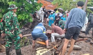 FOTO 5 Jan_Tim pencarian dan pertolongan gabungan bersama warga melakukan evakuasi pada korban terdampak banjir bandang di Kabupaten Kepualauan Sitaro, Sulawesi Utara. dok. bpbd