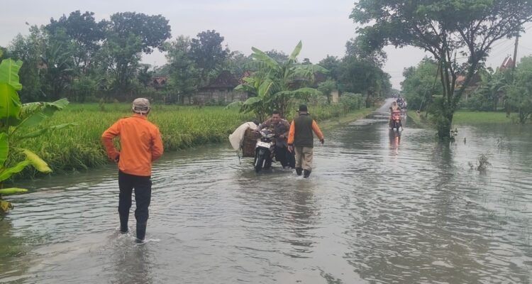 FOTO 6 Jan_Personel BPBD Kabupaten Grobogan bersama Polres Grobogan melaksankan kaji cepat terkait banjir di Desa Katong Kecamatan Toroh,