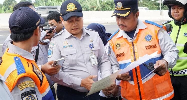 FOTO 6 Jan_Saat petugas melakukan pemeriksaan ramp check angkutan bus. 2