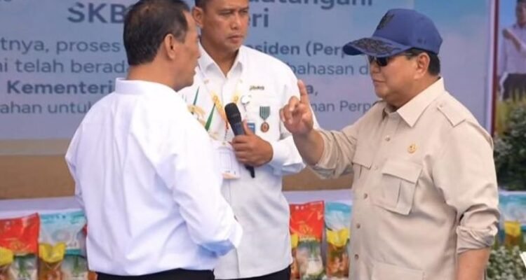 FOTO 7 Jan_Presiden Prabowo Subianto berbincang dengan Menteri Pertanian Amran Sulaiman 1