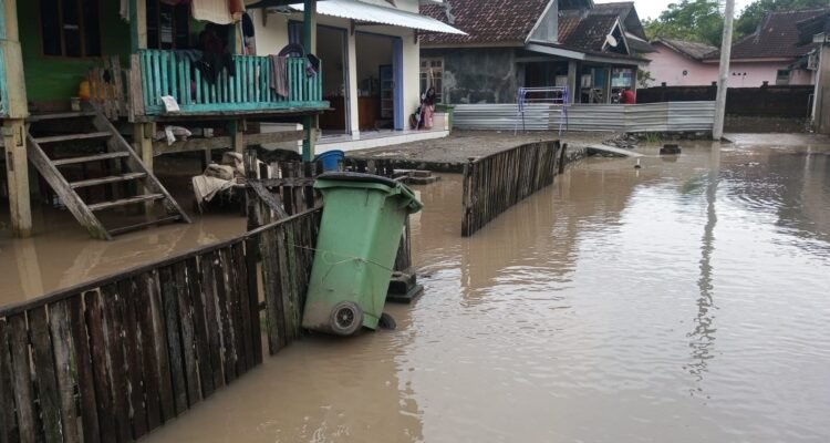 FOTO 8 Jan_Banjir merendam sejumlah permukiman warga di Kabupaten Sumbawa Barat, Provinsi Nusa Tenggara Barat.