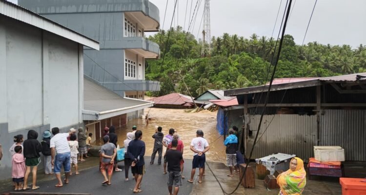 FOTO 8 Jan_Banjir merendam sejumlah wilayah di Kabupaten Halmahera Barat, Provinsi Maluku Utara, meliputi Kecamatan Ibu, Sahu Timur, Tabaru, Ibu Selatan, dan Loloda