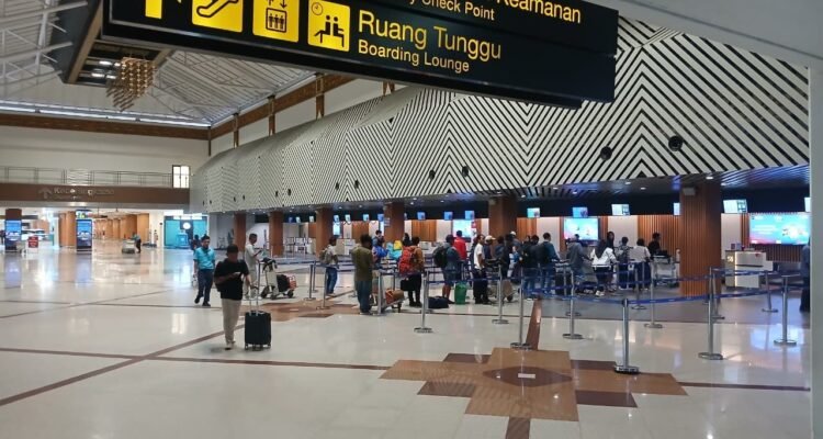 FOTO 9 Jan_Aktivitas penumpang di Bandara Juanda, Jawa Timur. (dok. hubudkemenhub)