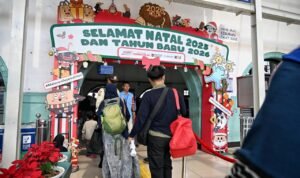FOTO 9 Jan_Aktivitas penumpang mudik Natal 2025 dan Tahun Baru 2026 di stasiun kereta api. (dok. kemenhub)