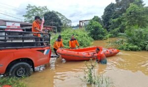 FOTO 9 Jan_Petugas BPB Kabupaten Sekadau di Kalbar melakukan pendataan dan pemantauan lokasi terdampak banjir dan longsor. dok. bpbd