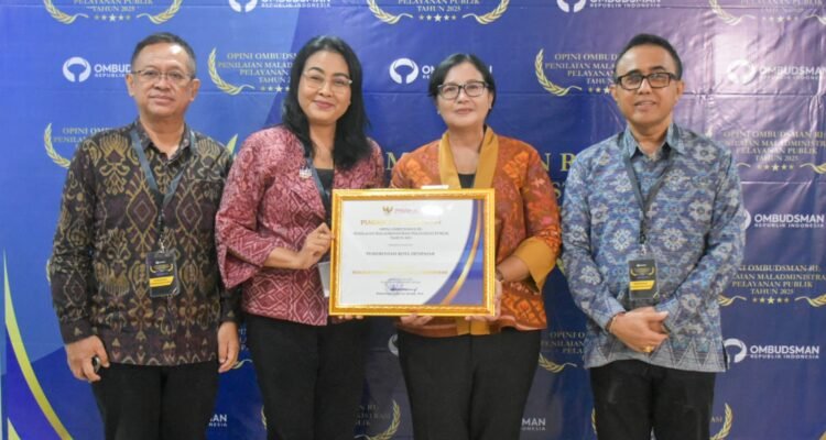 FOTO 1 Febr_Penghargaan Opini Kualitas Tertinggi Tanpa Maladministrasi dari Ombudsman untuk Kota Denpasar. (dok. denpasarkota.go.id)