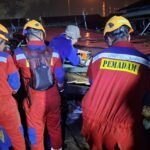 FOTO 10 Febr_Tim gabungan berhasil mengevakuasi korban dari reruntuhan rumah yang roboh akbat angin kencang di Kota Balikpapan, Provinsi Kalimantan Timur